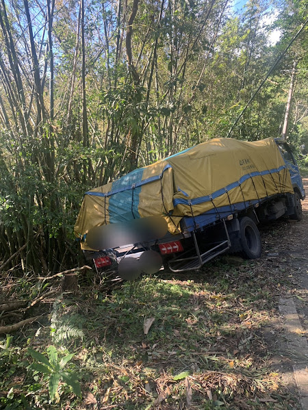 貨車泥地打滑